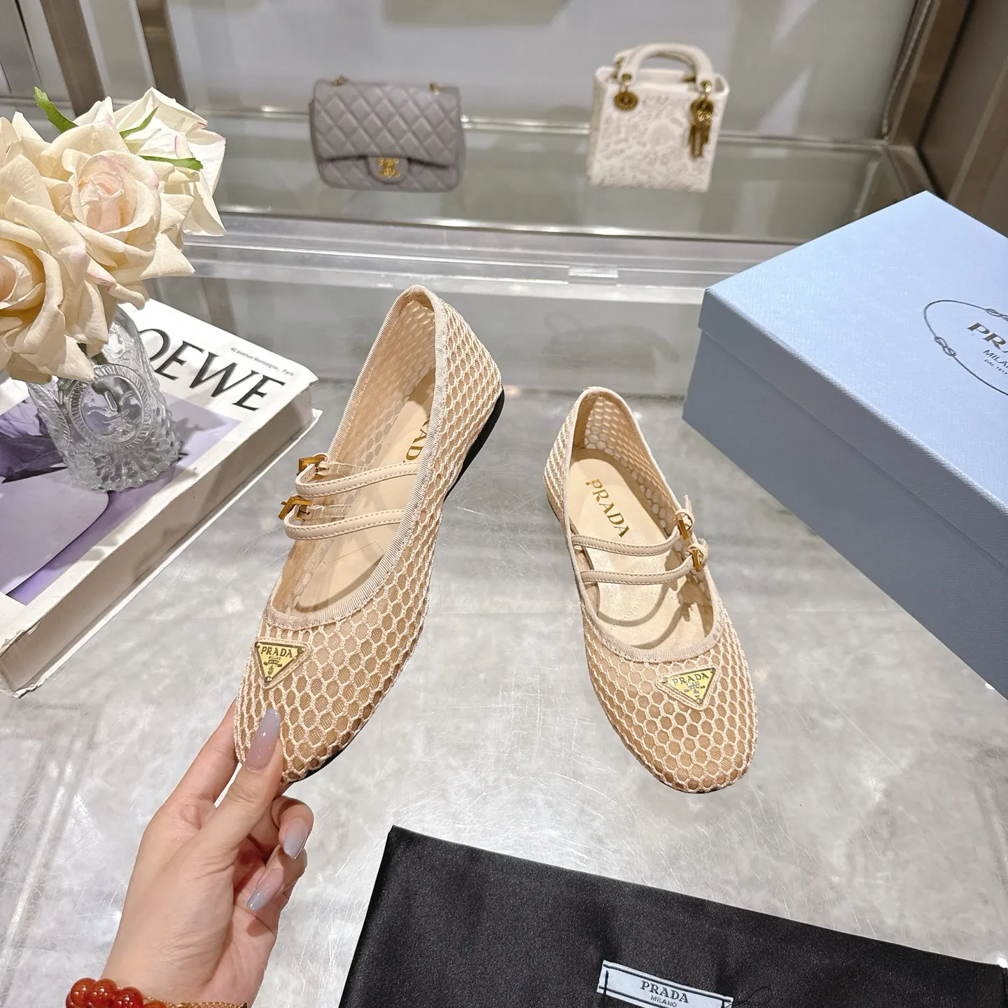 👟👟Ex-factory price 440👟👟 🔥🔥✨Prada/Prada 2024ss spring and summer new products are now available🌟 Mary Jane flat ballet shoes Soft and comfortable, recommended by major bloggers in Little Red Book, proper college style ➕Commuting 1-1 development Round-head golden triangle button Fabric: patent leather, sheepskin, silk fabric Sheepskin lining code number: 35 to 40 (41 is custom-made and cannot be returned or exchanged)